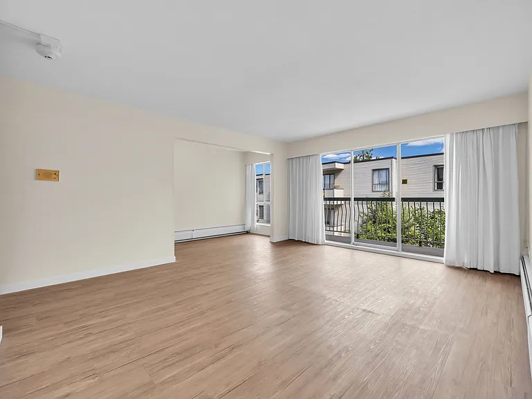 210 W 16th St — Photo 8