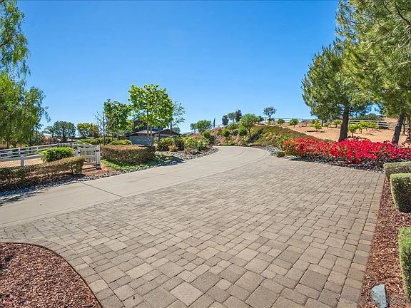 3rd image of 2736 Ortega Rd