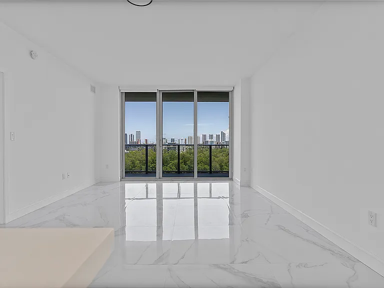 16385 Biscayne Blvd #717 — Photo 38