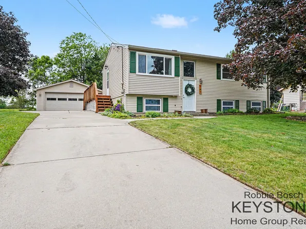 941 Greenwood St, Middleville, MI 49333