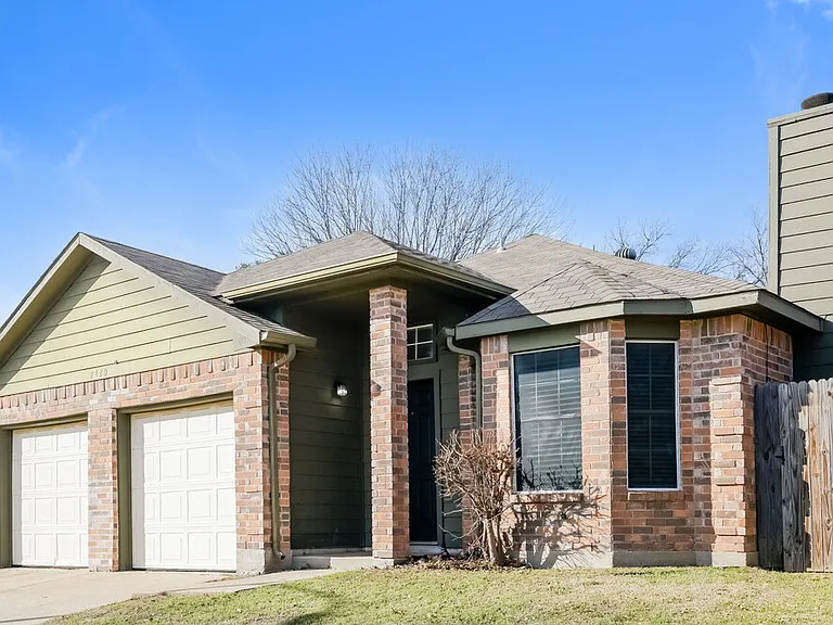 8420 Cloverglen Ln — Photo 3