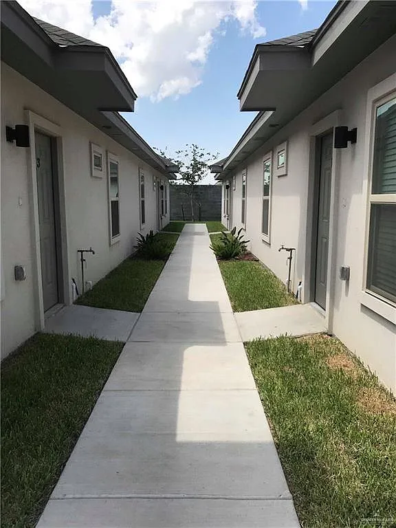 3 bed, 2.0 bath, 1073 sqft, $1,200 — Photo 2