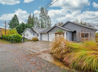 838 NE 10th St, Grants Pass, OR 97526