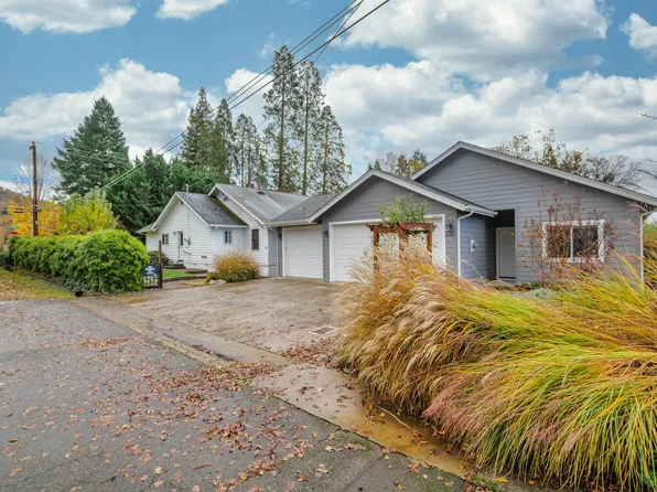 838 NE 10th St, Grants Pass, OR 97526