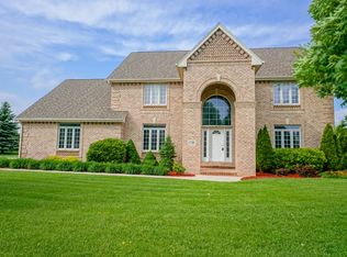 370 Sunshine Dr, Hartland, WI 53029