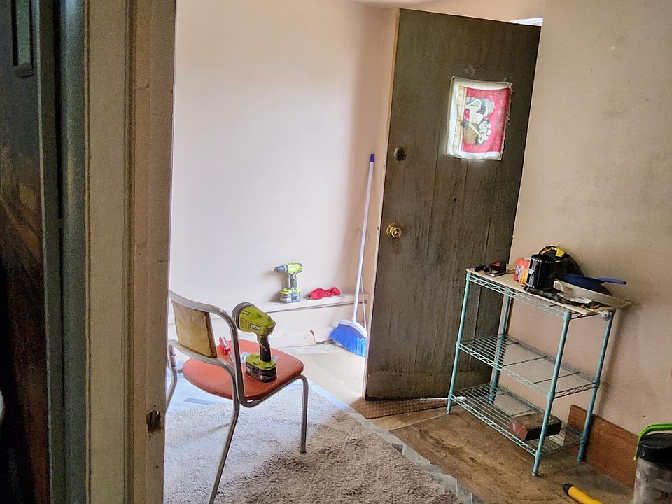 2nd image of 110 1/2 W Wylie Ave #A