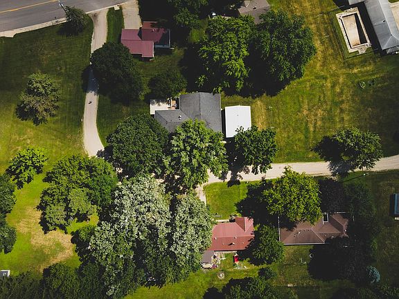 4th image of 301 Miller Dr E
