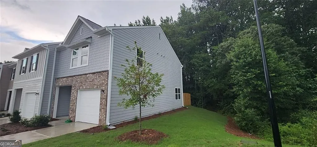 3 bed, 2.5 bath, 1440 sqft, $2,100 — Photo 2