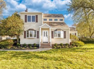 312 Concord St, Dix Hills, NY 11746