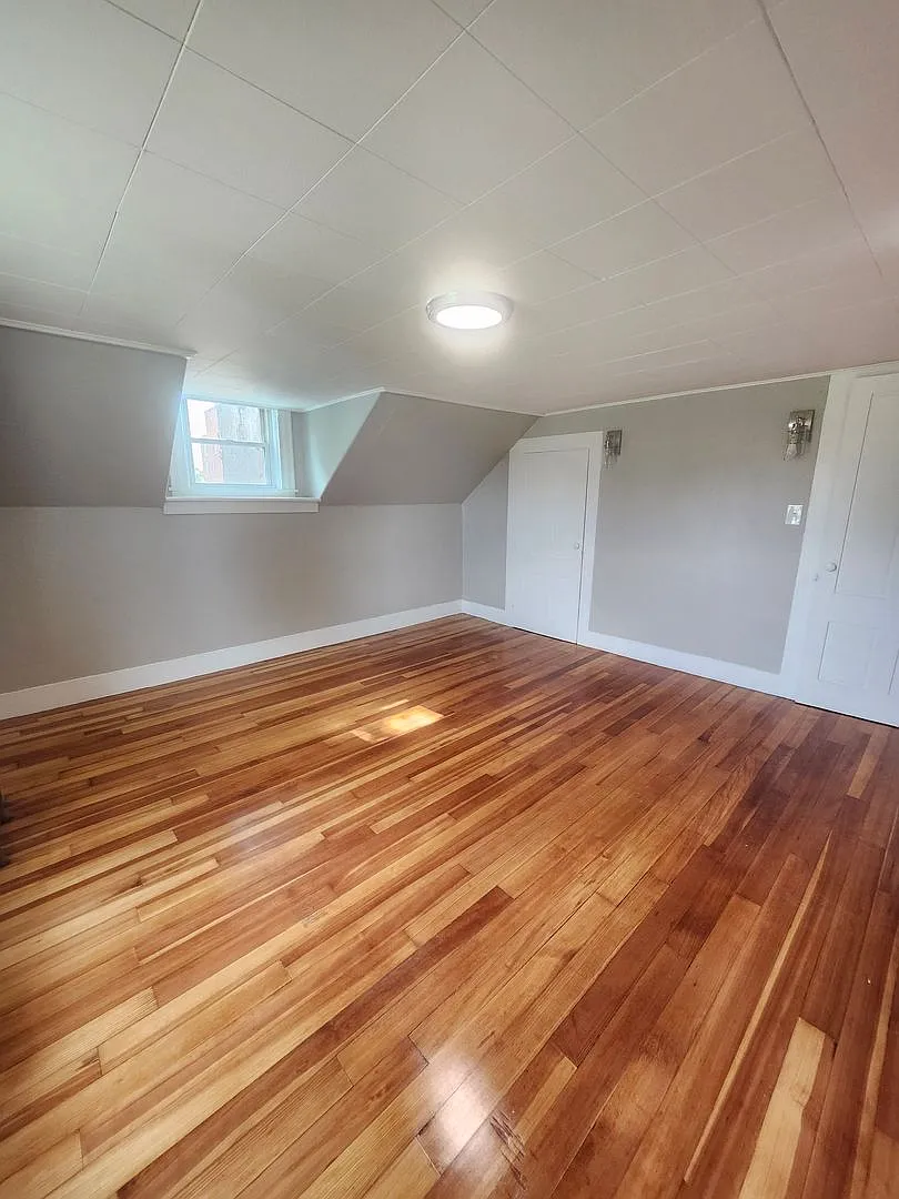 Second floor newly renovated 2 bedroom apartment — Photo 4