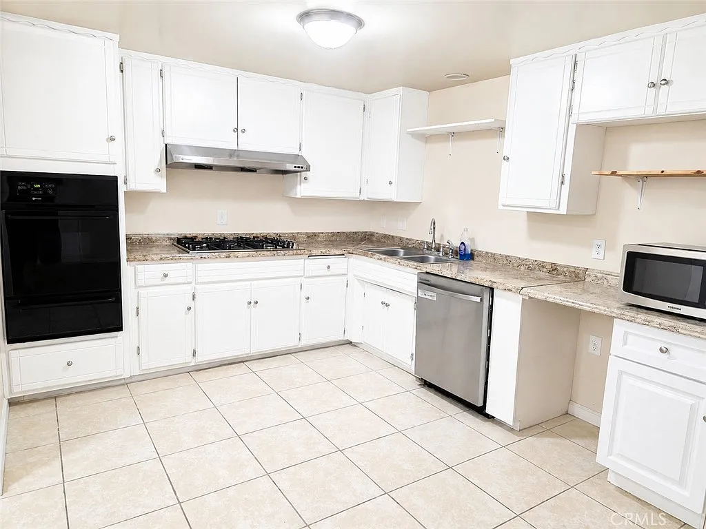 6 bed, 2.5 bath, 2911 sqft, $3,800 — Photo 4