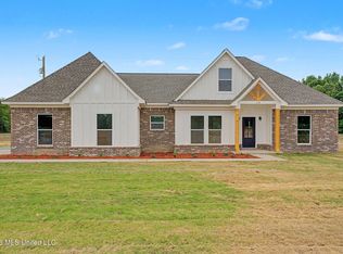 697 Pioneer Village Rd, Senatobia, MS 38668