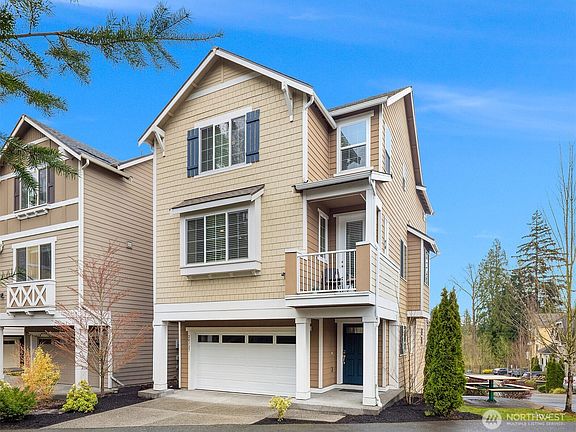 This Meticulously maintained 2483 sq ft home close to downtown Bothell showcases true pride of ownership>