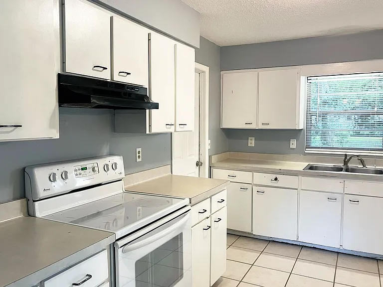3504 NW 51st Ave — Photo 3