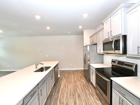 3rd image of 276 Turner Ln