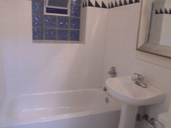 5th image of 830 W Montrose Ave #406