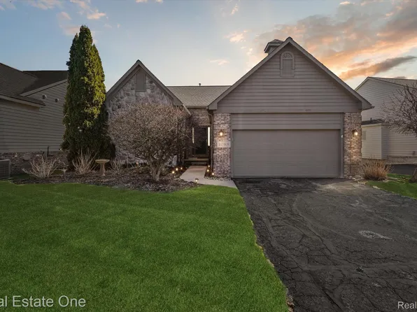 1088 Eagle Nest Dr, Milford, MI 48381