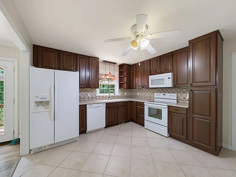 1003 Manchester Dr — Photo 9