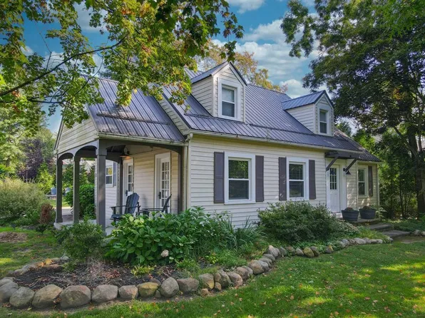 98 Mapleridge Rd, Chagrin Falls, OH 44022