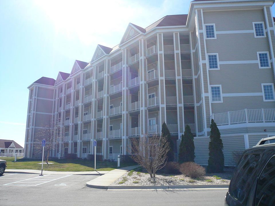1st image of 218 Lakeside Dr #8