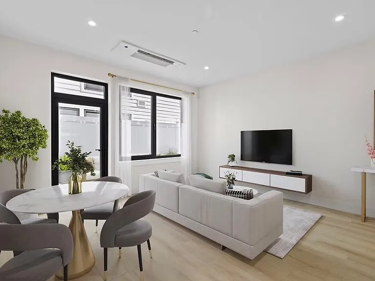 4525 Bergenwood Ave #208 — Photo 1