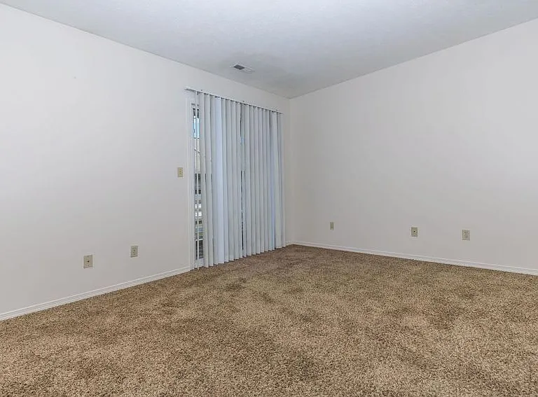 Regency Court Apartments — Photo 23