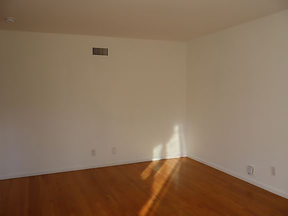 5th image of 2520 Louise Ave