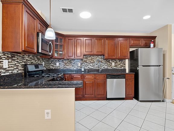 5th image of 43 Manhattan Ave #1