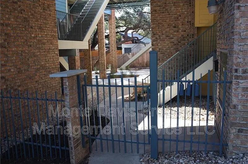 Studio, 1.0 bath, 450 sqft, $925 — Photo 2