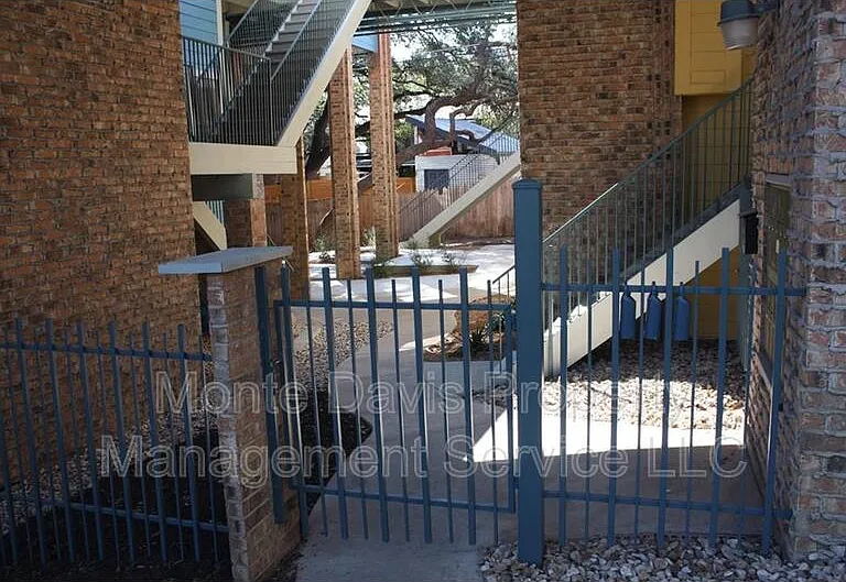 513 S Park Dr #302 — Photo 2