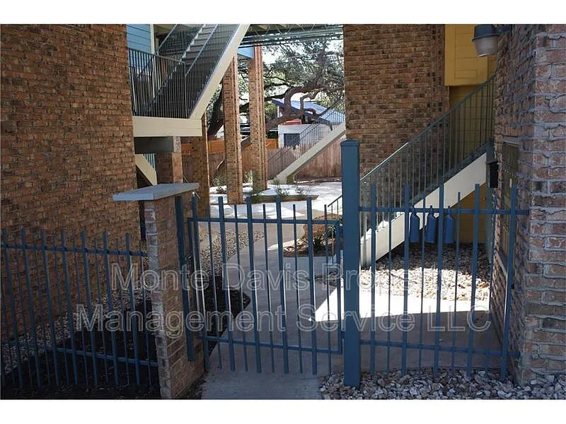 Building Photo - 513 S Park Dr #302