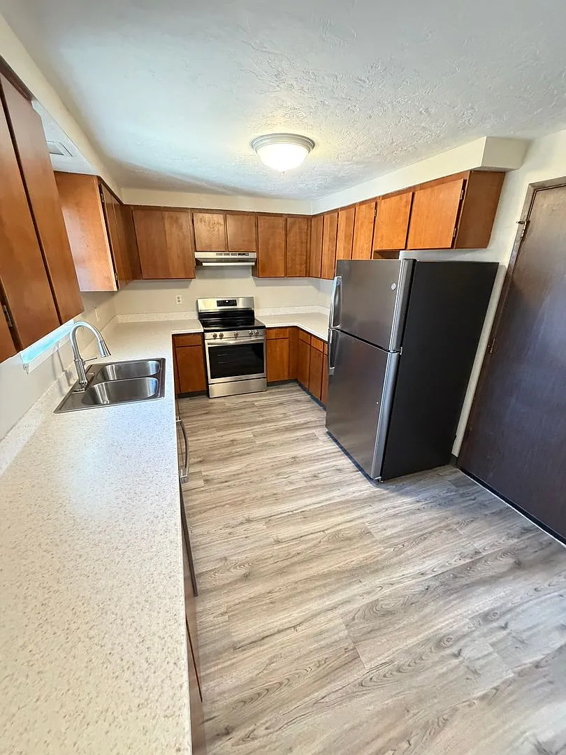 Newly updated large 3 bedroom! — Photo 1