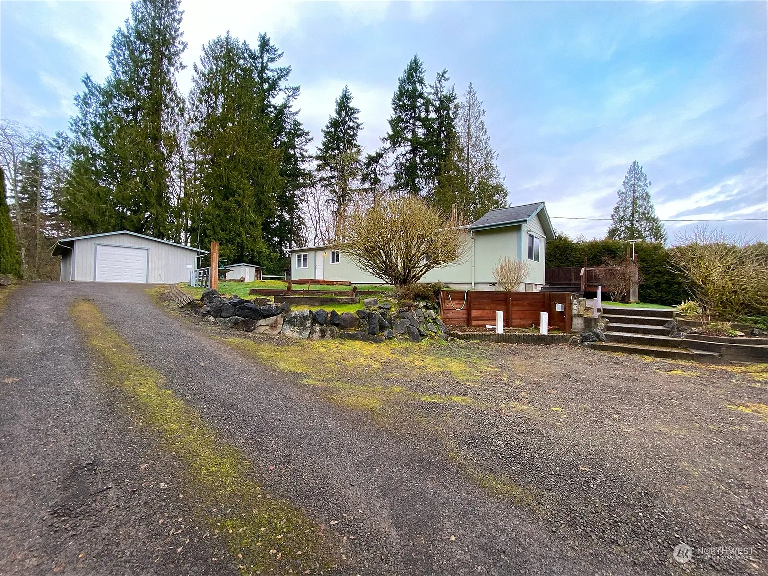 2860 Woods Road E photo 1