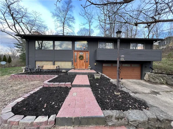 2168 Earl Dr, Zanesville, OH 43701