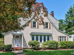 552 Hillcrest Rd, Ridgewood, NJ 07450