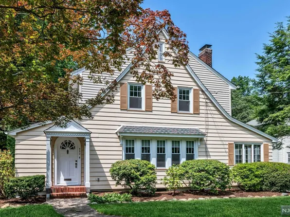 552 Hillcrest Rd, Ridgewood, NJ 07450