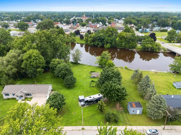 303 1st St, Oconto, WI 54153