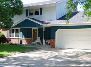 1120 Green Valley Dr, Waukesha, WI 53189
