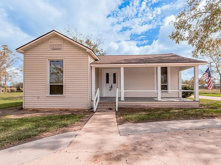 246 FM 405 — Photo 1