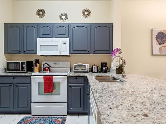 3rd image of 943 Park Terrace Cir