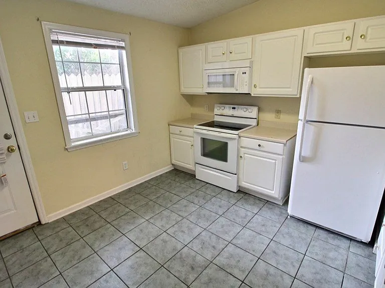 245 Timber Ridge Dr — Photo 3