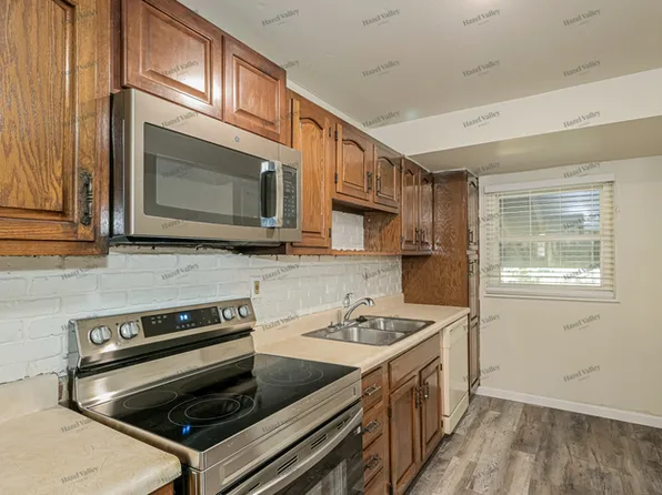 205 McAlpine Dr, Saint Louis, MO 63137