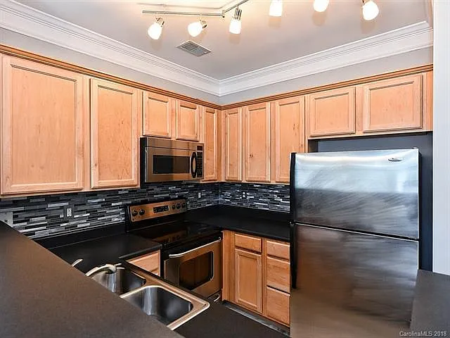 2 bed, 2.5 bath, 1056 sqft, $1,800 — Photo 3
