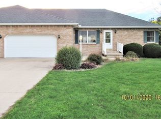 1679 River Ridge Dr #B, Dixon, IL 61021