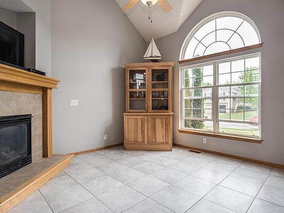 Big window lets in lots of light, vaulted ceiling, fireplace and professionally tiled floor create an awesome room to decorate.   This is an amazing light-filled room.