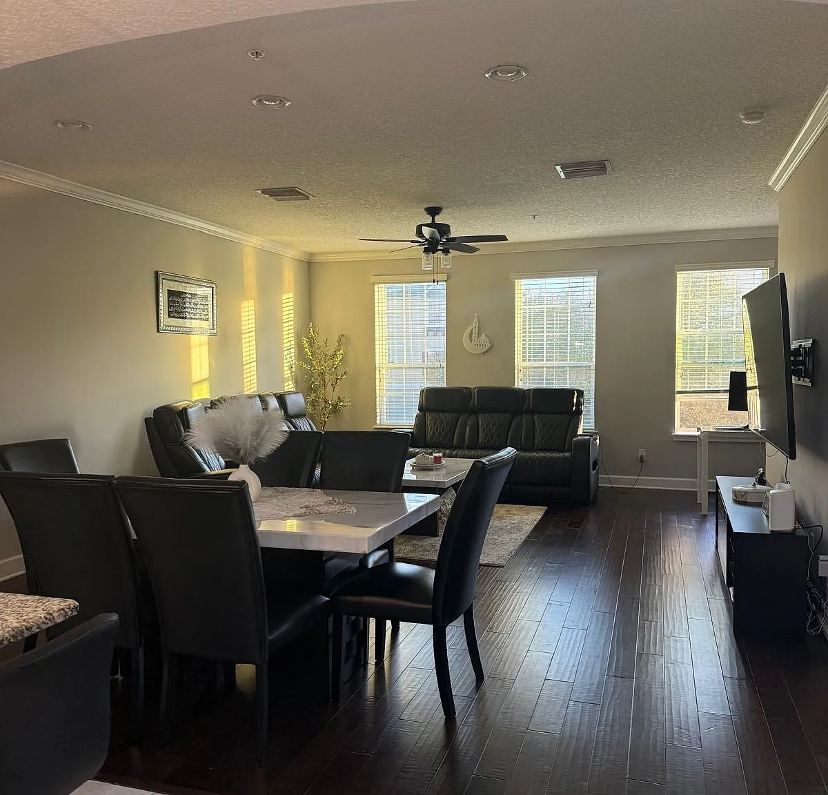 3 bed, 2121 sqft, $3,000 — Photo 2