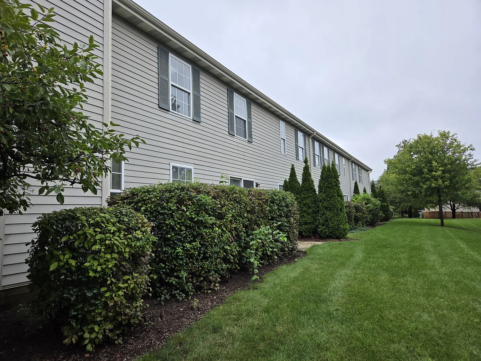 2 bed, 1300 sqft, $2,200 — Photo 2