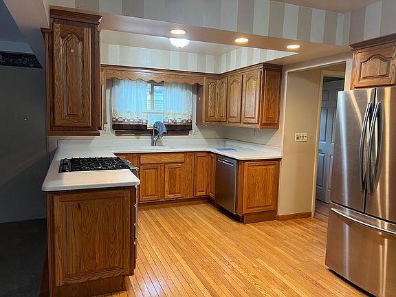 5th image of 24235 Cambridge St