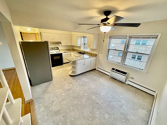 3rd image of 6801 W Sunnyside Ave APT 2E