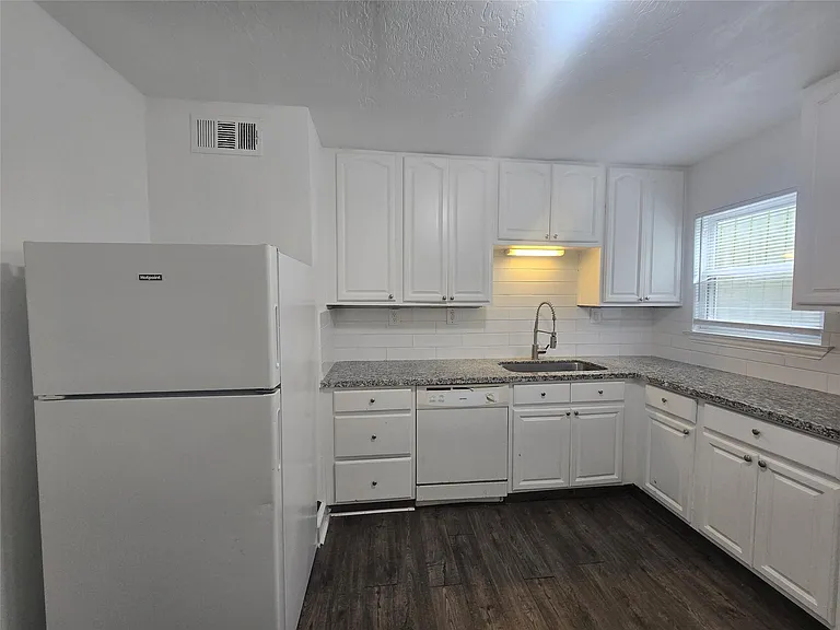 918 Winnie St #101 — Photo 8